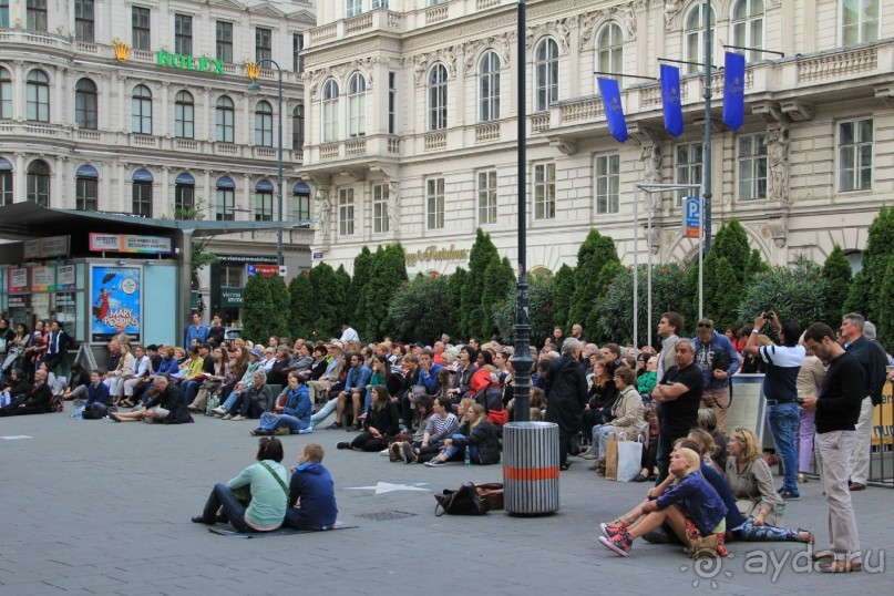 Народ смотрит оперу.