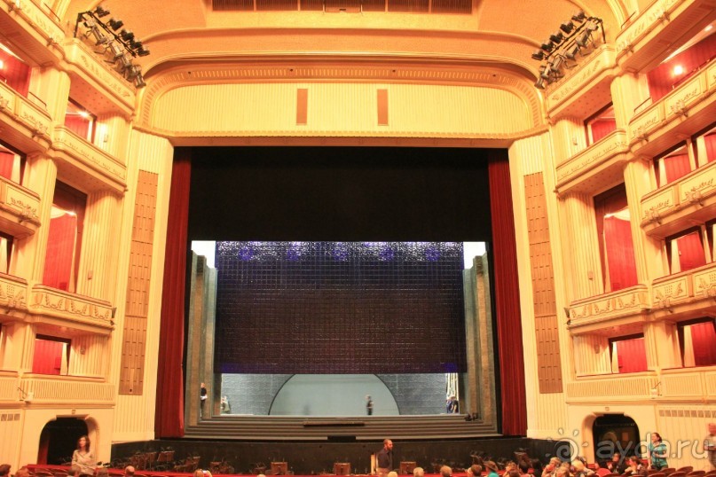 Сцена готовится к вечерней опере Зигфрид, в зале идут экскурсии.