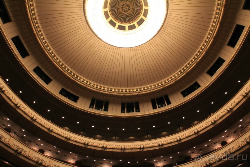 Довольно простая люстра, которую моют раз в год в течение 2-х недель. 