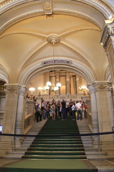 Парадная лестница. Туристы не могут разойтись после экскурсии.