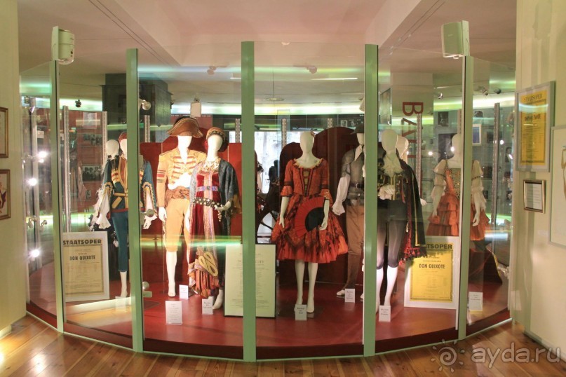 Костюмы из различных оперных постановок.