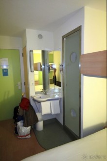 Недорогой, понятный отель, который может принести пользу вдумчивому путешественнику.