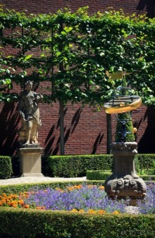 Музей Ван Лоона, Музей Гелвинка Хинлопена, Музей Виллета Холтхюйзена в Амстердаме.