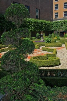 Музей Ван Лоона, Музей Гелвинка Хинлопена, Музей Виллета Холтхюйзена в Амстердаме.