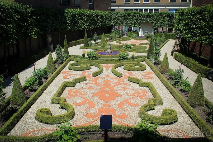 Музей Ван Лоона, Музей Гелвинка Хинлопена, Музей Виллета Холтхюйзена в Амстердаме.