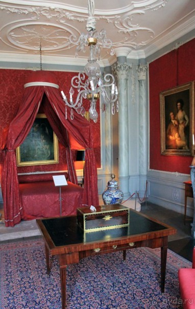 Музей Ван Лоона, Музей Гелвинка Хинлопена, Музей Виллета Холтхюйзена в Амстердаме.