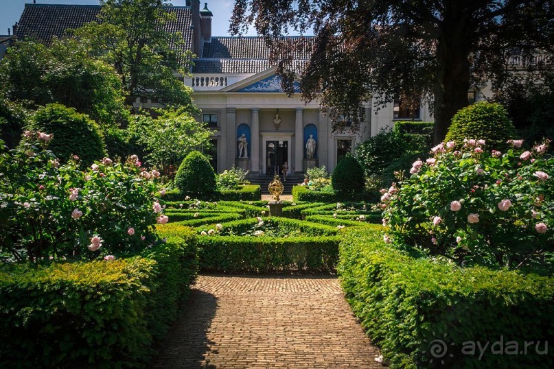 Музей Ван Лоона, Музей Гелвинка Хинлопена, Музей Виллета Холтхюйзена в Амстердаме.
