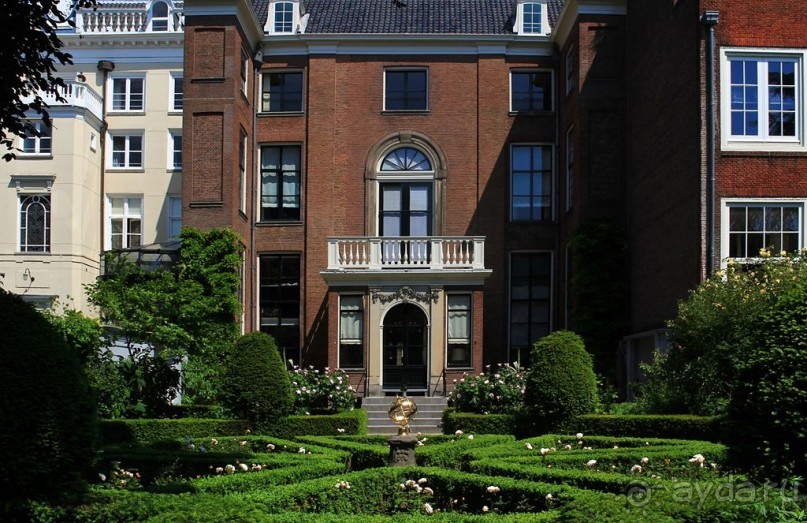 Музей Ван Лоона, Музей Гелвинка Хинлопена, Музей Виллета Холтхюйзена в Амстердаме.