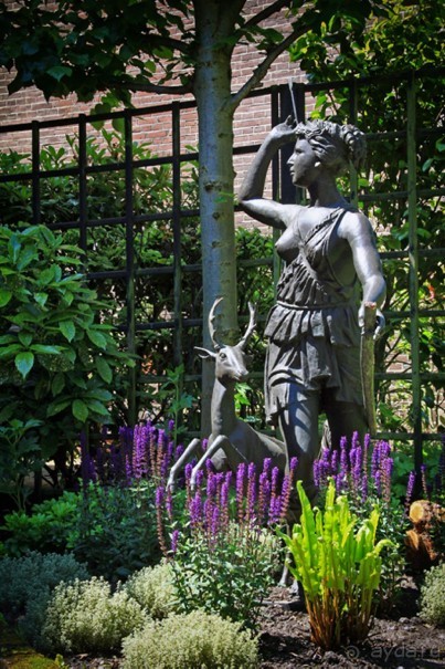 Музей Ван Лоона, Музей Гелвинка Хинлопена, Музей Виллета Холтхюйзена в Амстердаме.