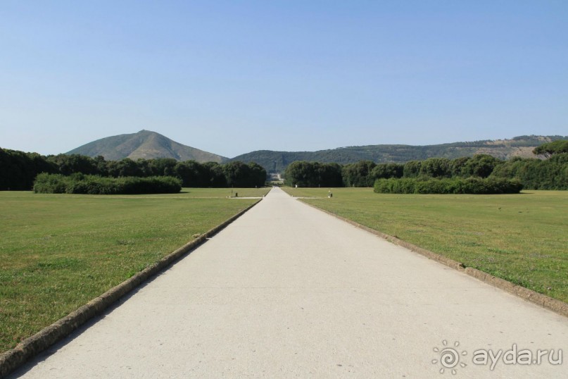 Начало пути. Вид на аллею с фонтанами