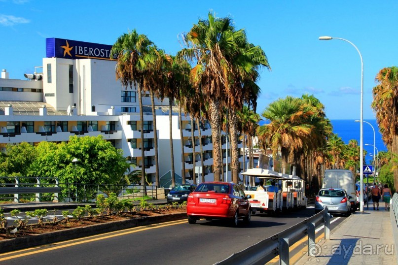 Вид на отель с горки