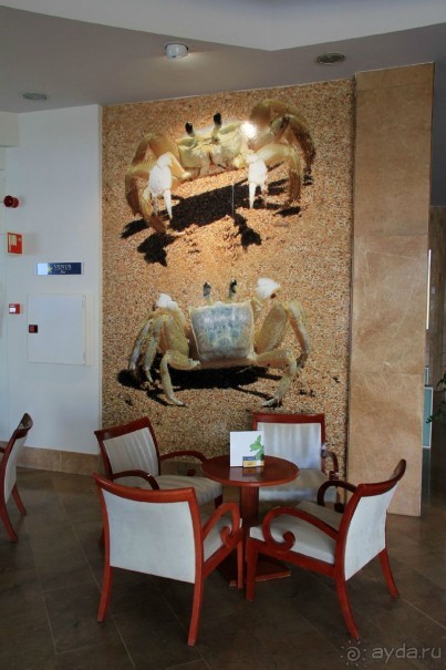 Справа от бара