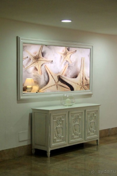 Картины отражаются в зеркале.