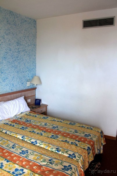 В стене прорезь вентиляции. Кровати на колёсиках, но их можно зафиксировать стопорами.