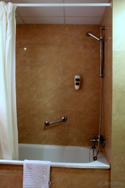 Гель для душа и шампунь в одном флаконе.