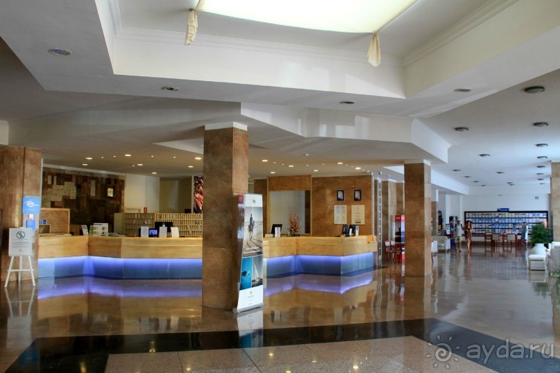 Центральная часть. Ресепшен. Приезжайте, люди добрые, вам будет где поставить чемоданы, ожидая размещения.