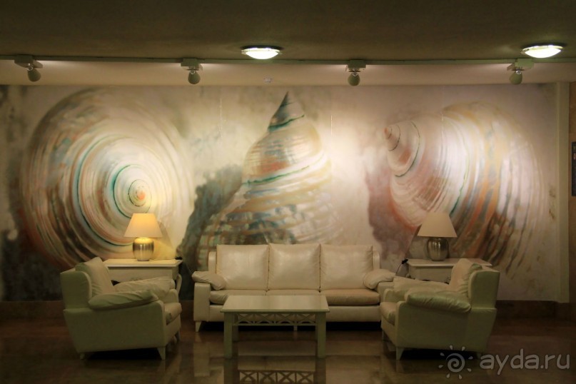 Холл на этаже у лифта.