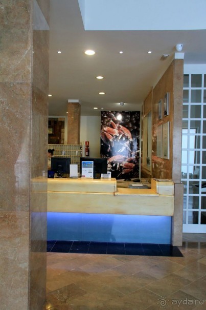 Правая часть стойки ресепшен.