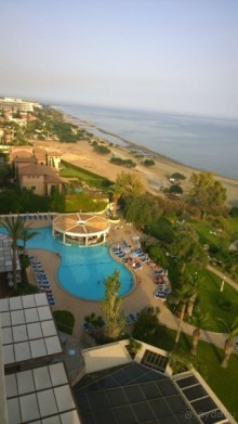 Бассейн с баром