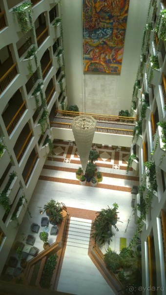 Центральная галерея в основном корпусе (вид из лифта)