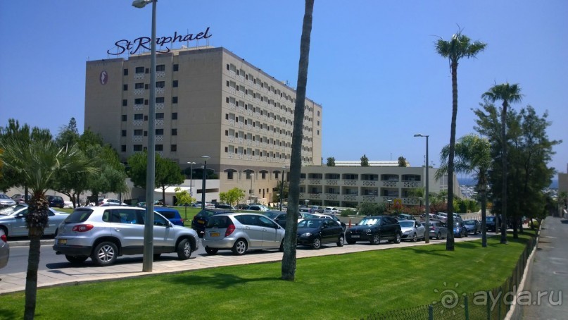 Вид на отель с улицы. С видом во двор номера конечно дешевле, но по-моему это не то, на чем следует экономить