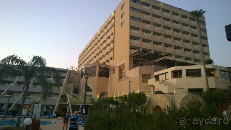 Основной корпус 6 этажей, под ним - на нулевом этаже лобби и бар "Капитаны", на минус 1 этаже прямо - ресторан "Палладиум" (ужин). Слева - пятиэтажный спальный корпус