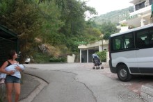 заход с набережной Петроваца, дойти до отеля, у него поворот к дороге на Ржевичи