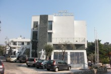 Один из солидных отелей Петроваца Вила Олива