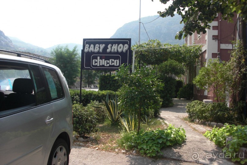 Котор, детский магазинчик с игрушками chicco, одеждой сербии и обувью в тч ортопедической производства Словении