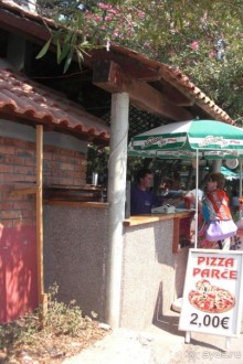 Набережная вдоль Лучицы, на ней кафе, где за 5 минут в печи готовят пиццу, вкуснее, чем в Италии!!!