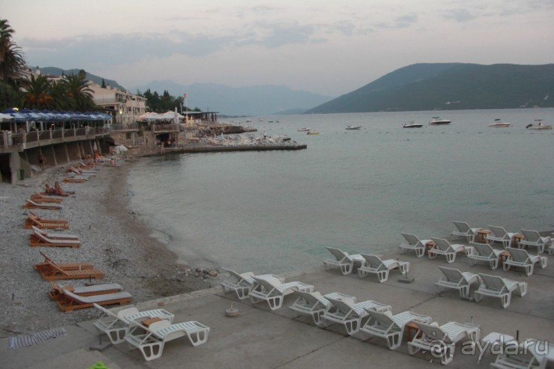 вечер, вид на один из пляжей Герциг Нови