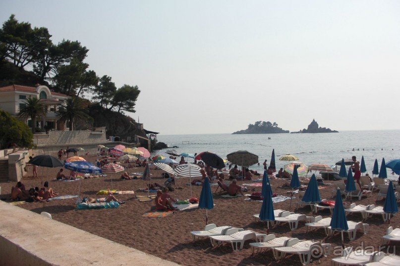 Городской пляж Петроваца и кафе Понт (полностью оправдывает название - один понт и ничего хорошего!)