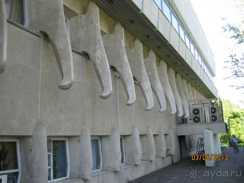 Вид отеля со стороны парка. какие-то непонятные архитектурные элементы