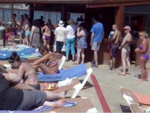 В очереди в пул-бар отеля Hawaii 16 человек
