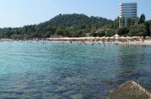 Вид на пляж отеля с пирса.