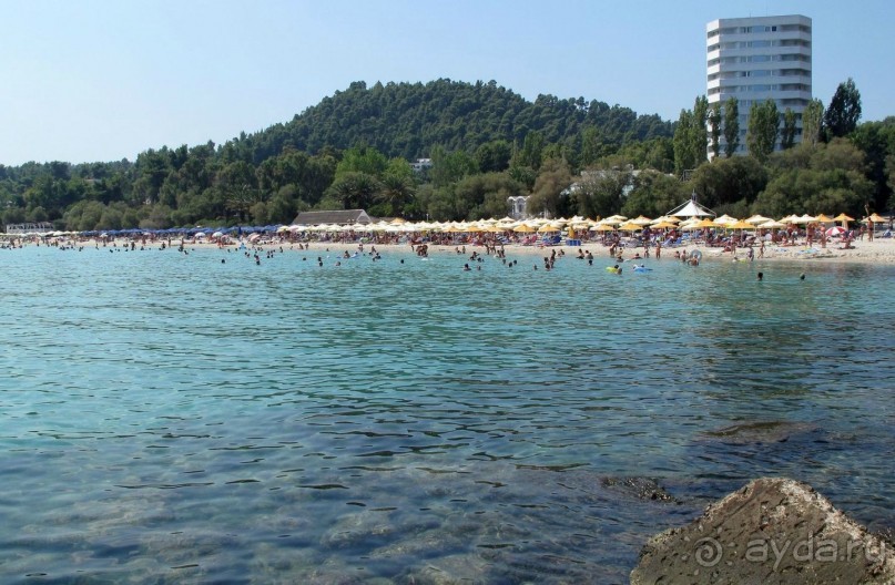 Вид на пляж отеля с пирса.