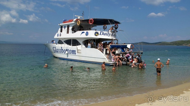 Наша яхта круизная. Купание, отдых на диком пляже Ситонии - уникальная галька, не песок!   