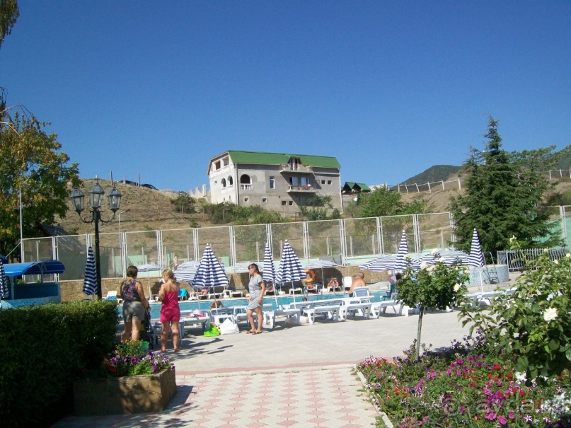 Территория у бассейна