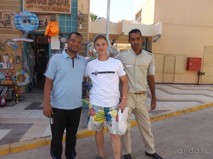 САЛЯ ПРОДАВЕЦ СУВЕНИРОВ И ОХРАНА