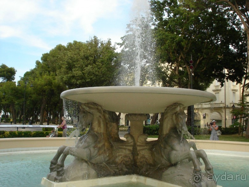 Римини медленно тает в ожерелье фонтанных брызг