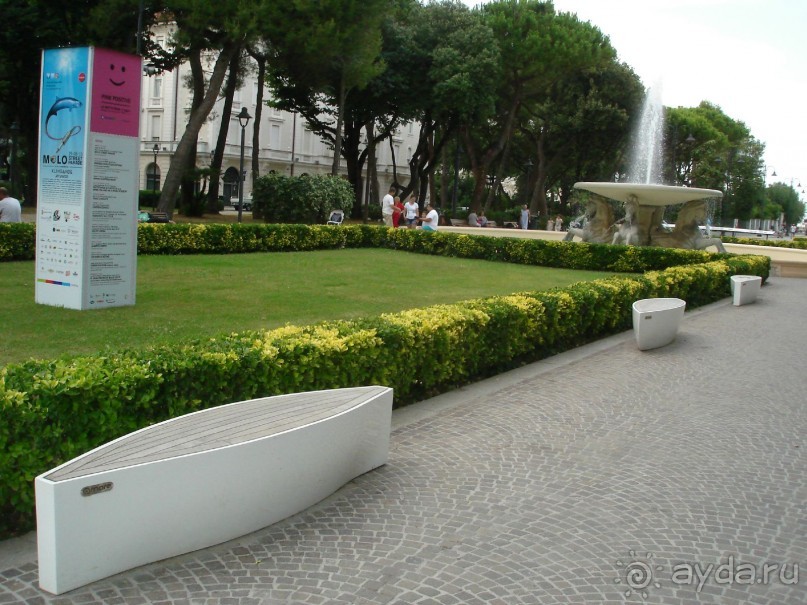 Римини медленно тает в ожерелье фонтанных брызг