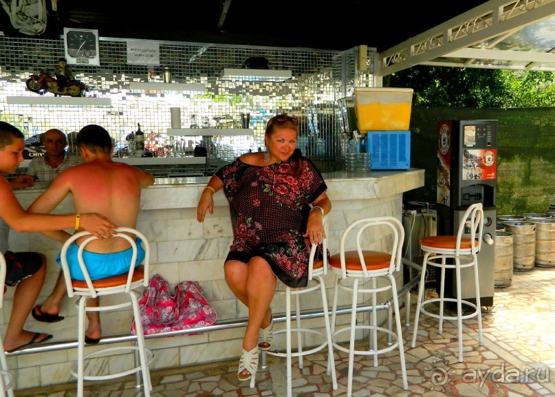 полдень у бара
