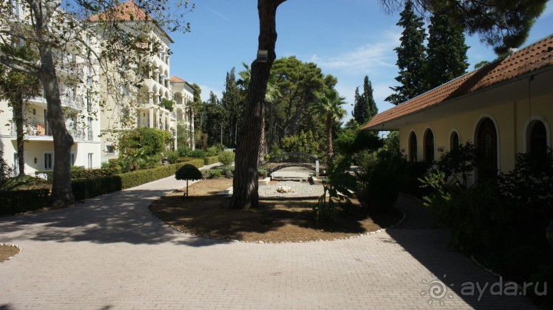 пересохший фонтан во дворе