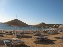 Главный пляж рано утром.