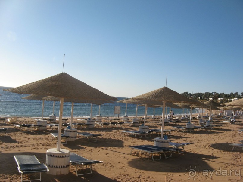 Главный пляж рано утром.