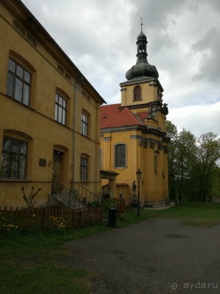 Весенние дороги в Чехии: каменный столб и тысячелетний дуб Перуц