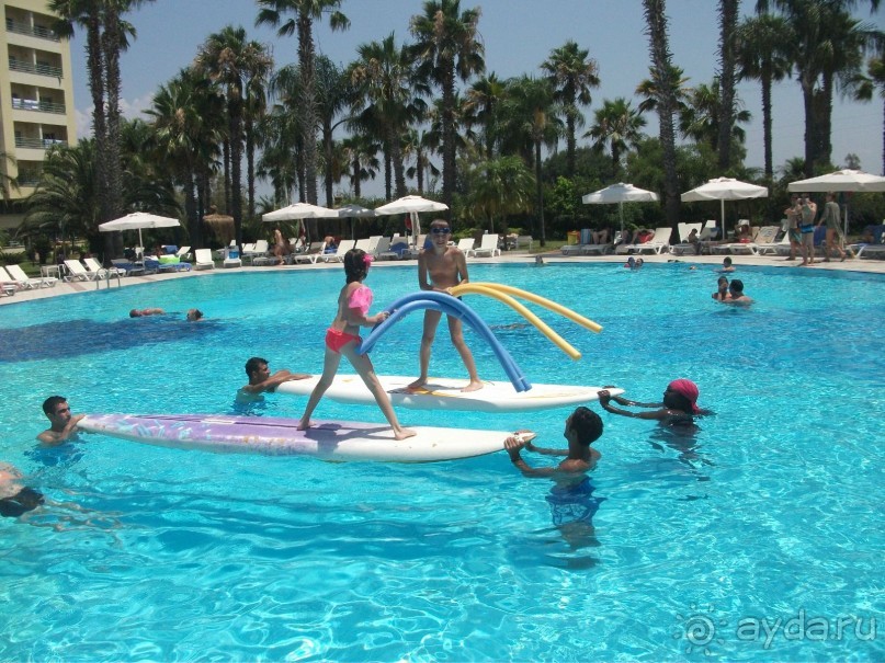 большой бассейн. забавы на воде