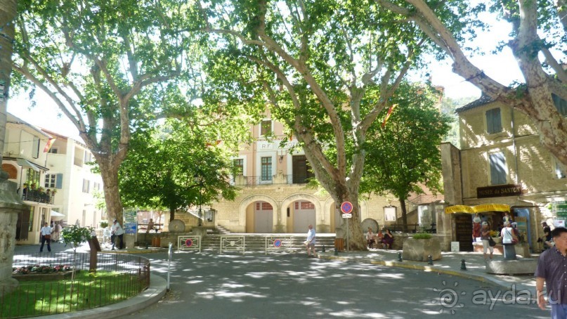 Воклюз (карстовый) пещера -источник , крупнейший в Европе !