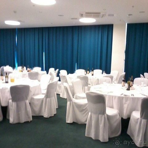 Вечером конференц-зал можно превратить в банкетный.