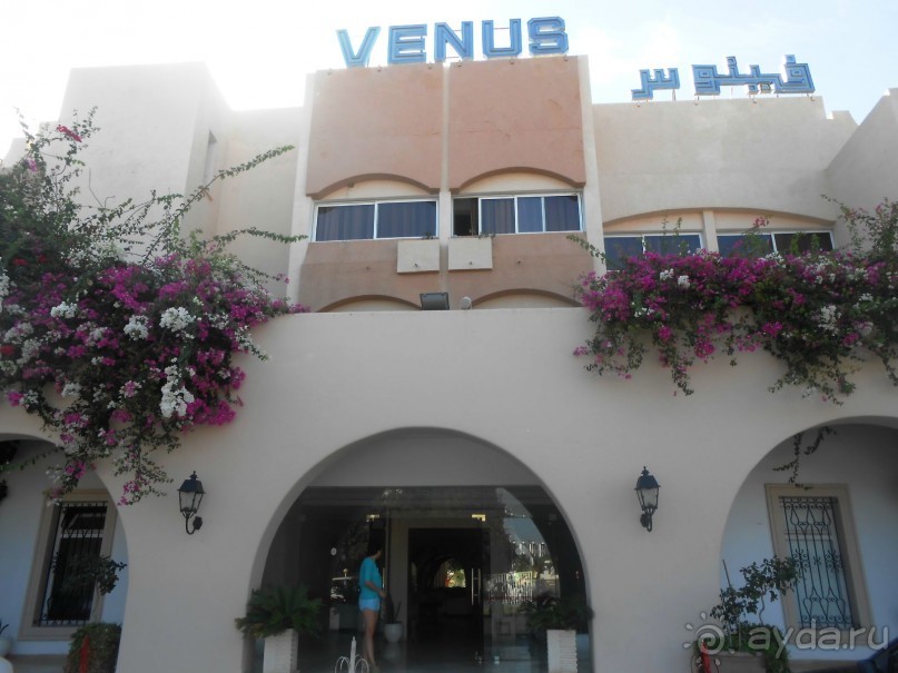 Вход в отель